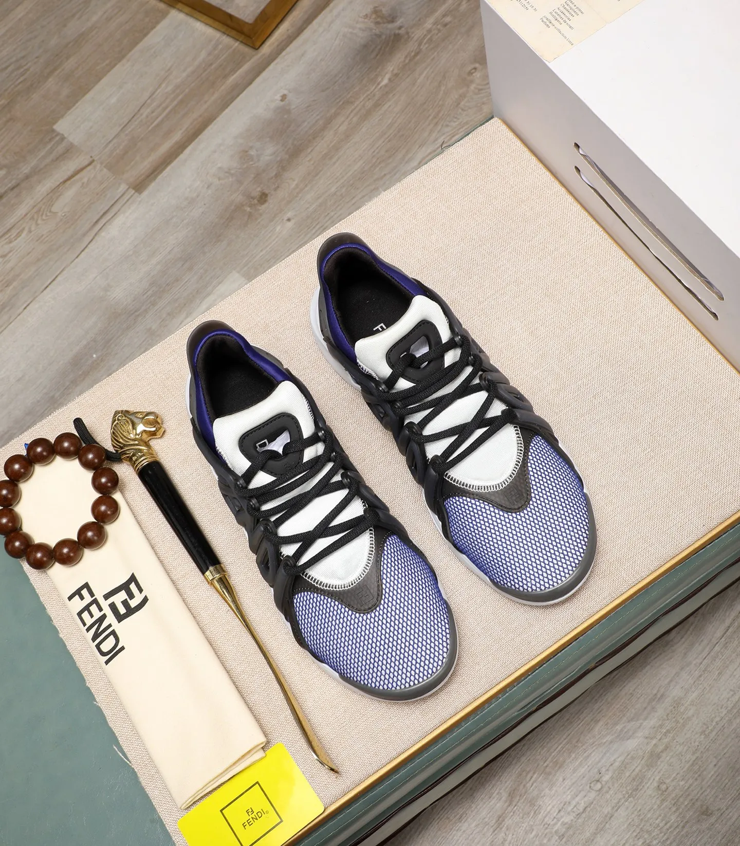Men's Men's Shoes 💰800 Fendi Fendi's latest Tag series of men's casual mesh sports running shoes, originally purchased and developed, this Tag sneaker is a one-leg sneaker, made of black high-tech mesh material with gray neoprene details. Oversized FENDI lettering on the side and translucent rubber details. Light and flexible rubber running shoe soles, beautifully packaged at the delivery counter, customized breathable lining, original molded foam rubber outsole, sole thickness: 3.5CM! Size: 40-44 (customized at 39.45.46)